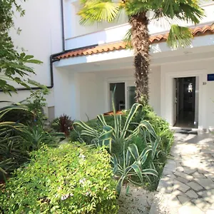 Apartment Modern Zen With Private Garden, Poreč